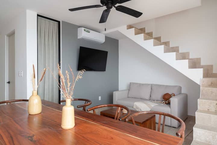 Crea recuerdos duraderos en nuestro refugio de concepto abierto: la sala de estar hace la transición con gracia al encantador comedor