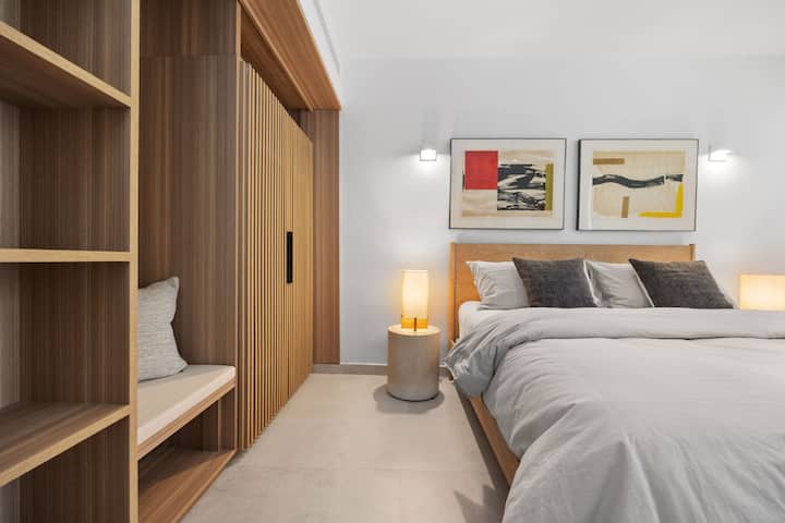 Секоја спална соба е опремена со удобна кадифена постелнина од 100% памук. ламба, биро ламба, биро стол, простор за седење, закачалки за плакар, полици за багаж и облека, 55-инчен телевизор, клима уред, тавански вентилатор, нијанси за затемнување и удобни бањарки.