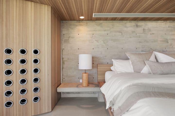 Секоја спална соба е опремена со удобна постелнина од 100% памук, светилки, биро, биро ламба, стол за биро, простор за седење, плакар со закачалки, полици за багаж и облека, 55-инчен телевизор, клима уред, тавански вентилатор, нијанси за затемнување и удобни бањарки.