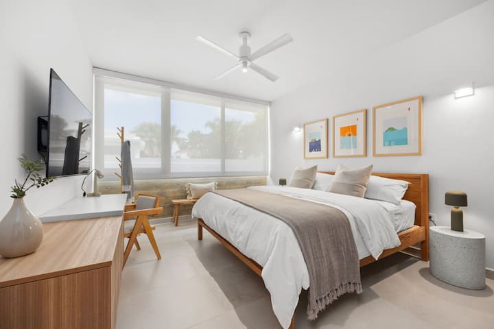 Секоја спална соба е опремена со удобна кадифена постелнина од 100% памук. ламба, биро ламба, биро стол, простор за седење, закачалки за плакар, полици за багаж и облека, 55-инчен телевизор, клима уред, тавански вентилатор, нијанси за затемнување и удобни бањарки.