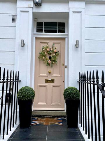 Victoria/Belgravia Townhouse Zone 1! By two Metros gallery image 4