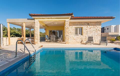 Gorgeous home in Mandre with WiFi