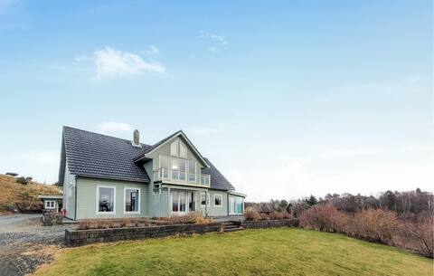 Lovely home in Sveio with kitchen