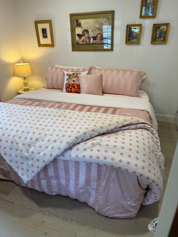 Spálňa s manželskou posteľou 