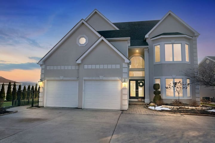 Horton Beach Lake House: Devils Lake Fall Retreat