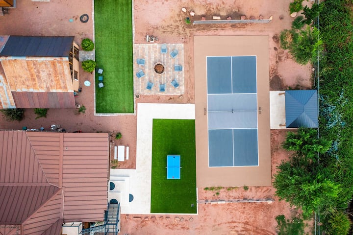 Entire Village (4 homes) Pickle ball court! Sleeps