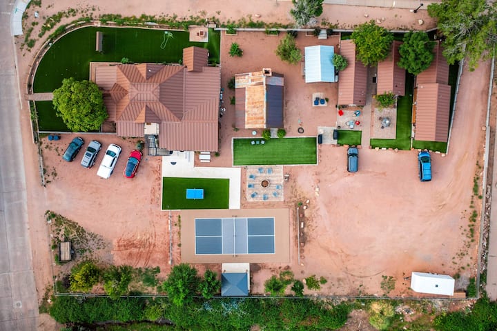 Entire Village (4 homes) Pickle ball court! Sleeps