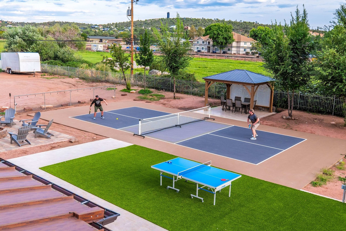 Entire Village (4 homes) Pickle ball court! Sleeps