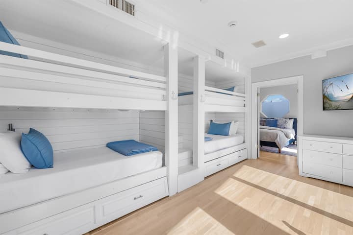 4 bunk spaces with twin beds leading to the main floor guest bedroom.