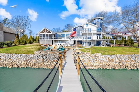 Hot Tub, 360 Lake Views, Movie Theatre, King Suite