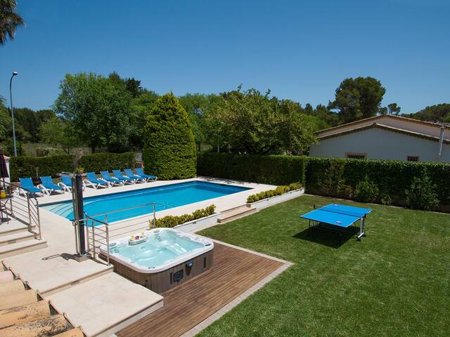 Walk to Beach! Big family Villa w/ Pool & hot tub gallery image 3