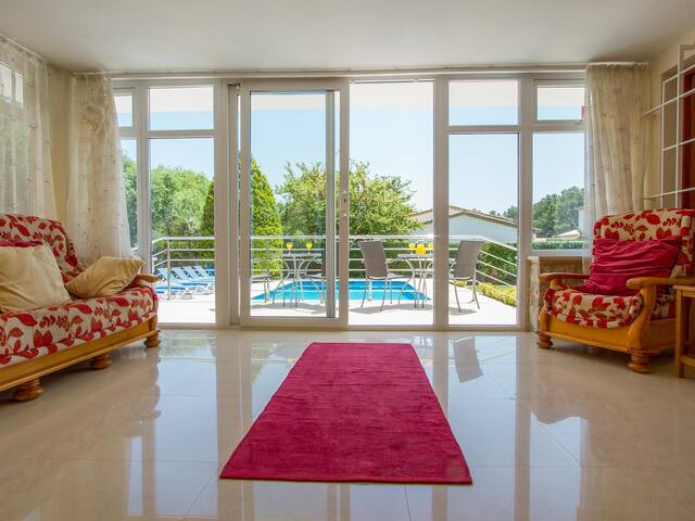 Walk to Beach! Big family Villa w/ Pool & hot tub gallery image 4