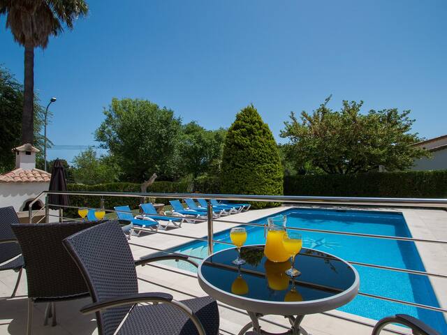 Walk to Beach! Big family Villa w/ Pool & hot tub gallery image 2