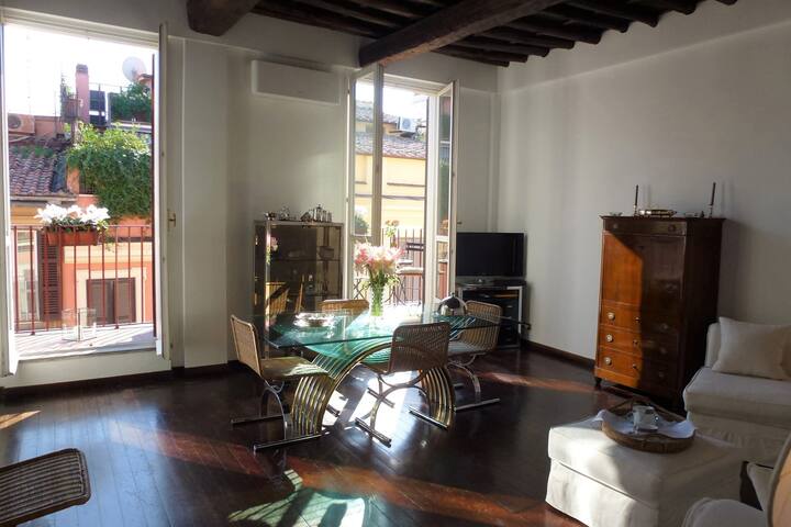 Perfect Bright Prime Spanish Steps-Balconies-Chic gallery image 5