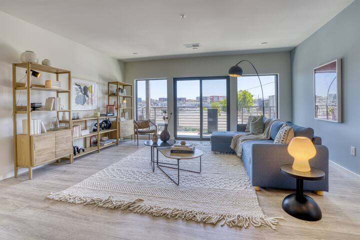 Luxury 4BR Condo|Concierge-Pool-Walk to Downtown! gallery image 2