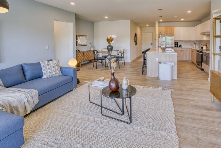 Luxury 4BR Condo|Concierge-Pool-Walk to Downtown! gallery image 3