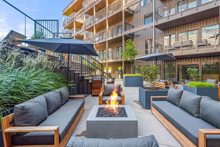 Luxury 4BR Condo|Concierge-Pool-Walk to Downtown!