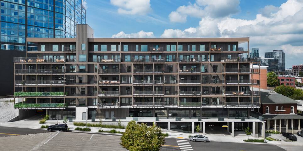 Luxury 4BR Condo|Concierge-Pool-Walk to Downtown! gallery image 5