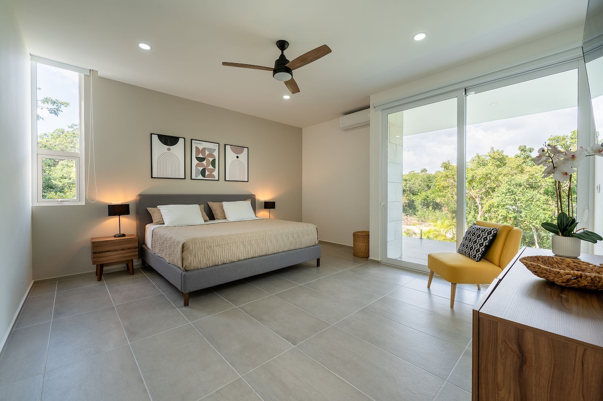 Двокреветна соба со приватна бања и директен поглед кон базенот
