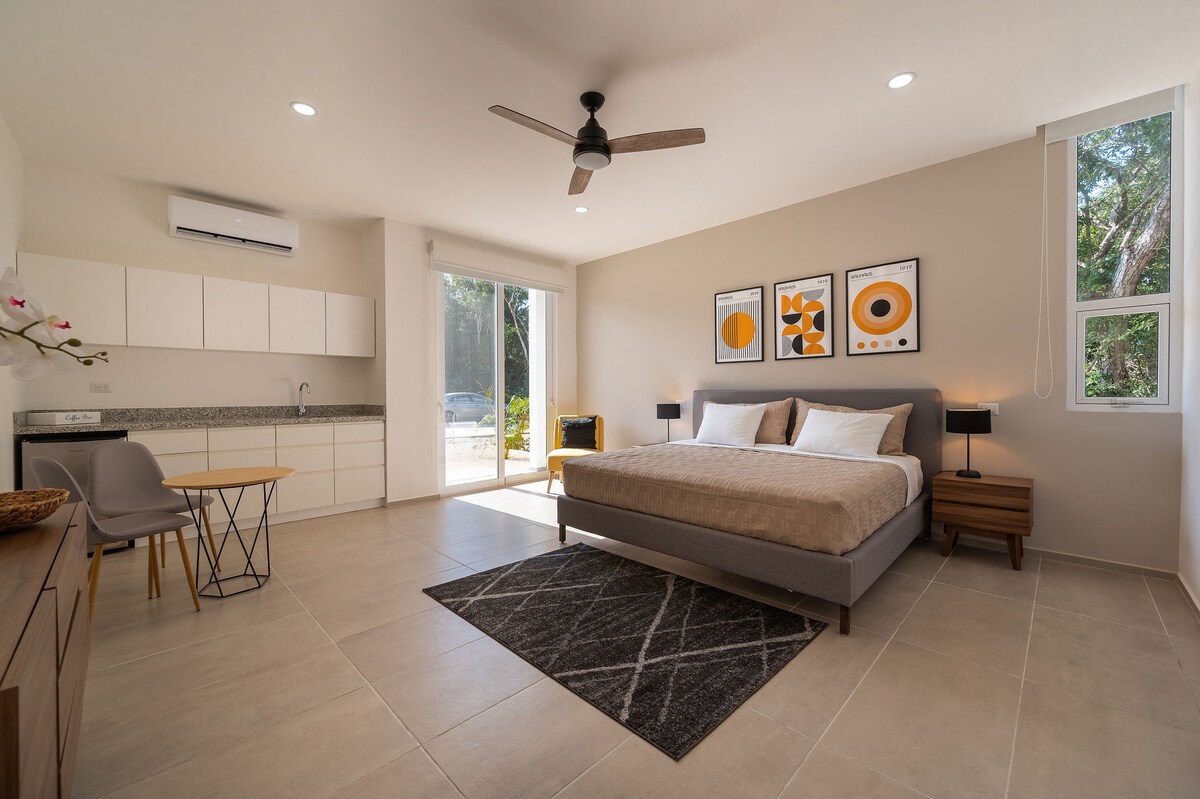 Двокреветна соба на приземје со сопствена бања и директен пристап до џунглата