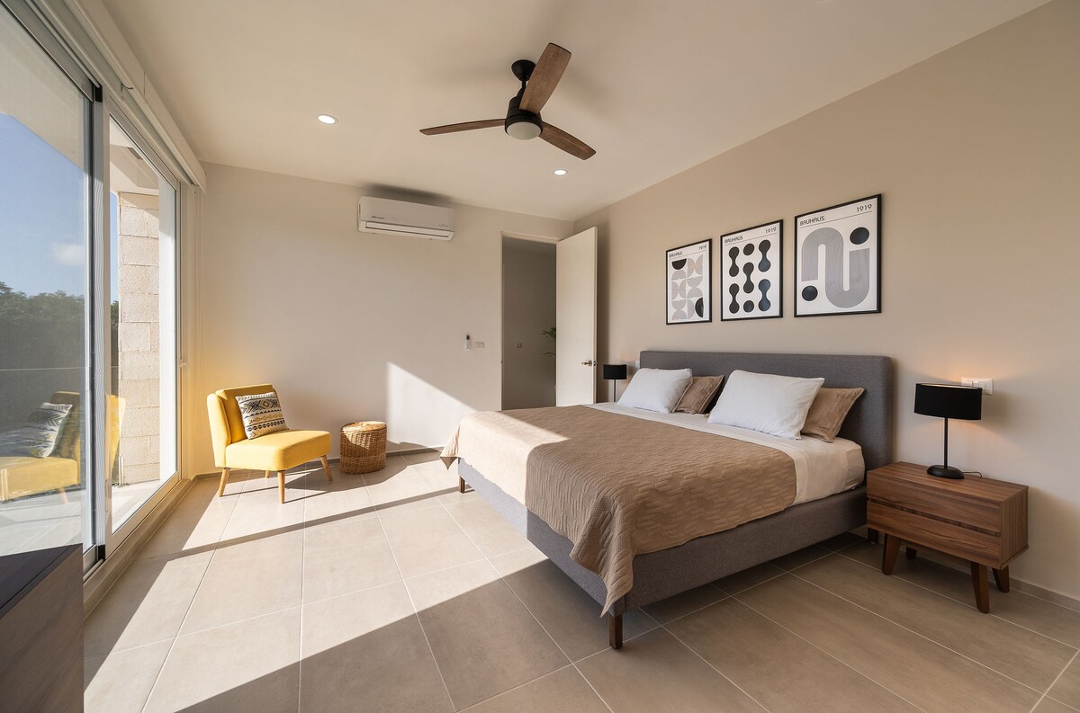 Главна спална соба со приватна бања и двоен мијалник, тераса и поглед кон џунглата, квалитетни чаршафи и крпи за врвна удобност