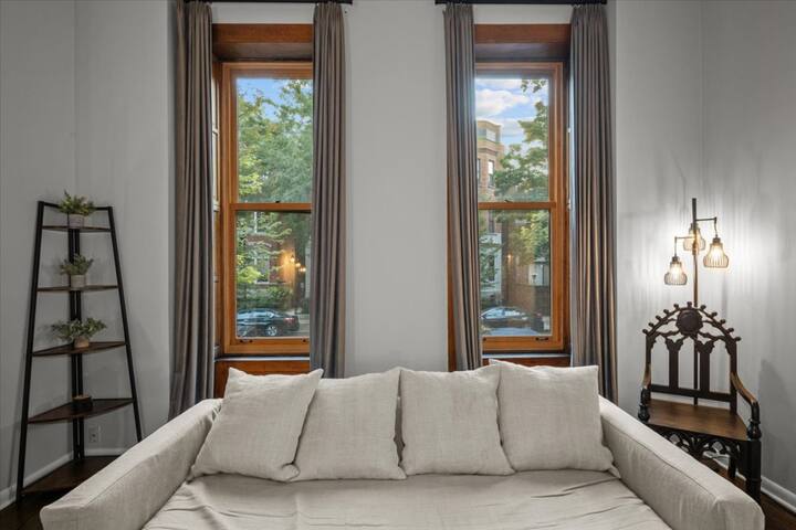 Lincoln park getaway, Outdoor patio! Summer Fun! gallery image 3