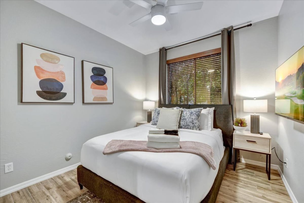 Chumba cha pili cha kulala kilicho na kitanda cha ukubwa wa kifalme na televisheni mahiri