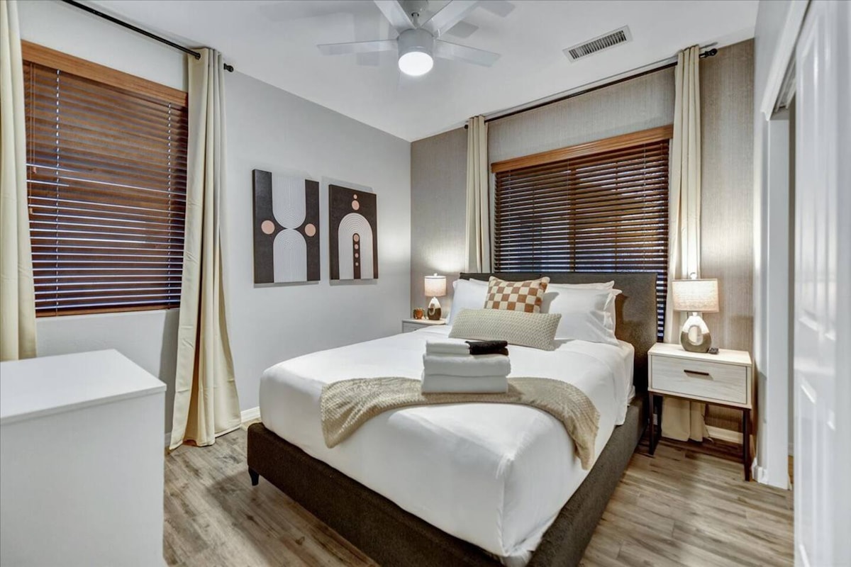 Chumba cha kulala cha tatu kilicho na kitanda cha ukubwa wa kifalme na televisheni mahiri.