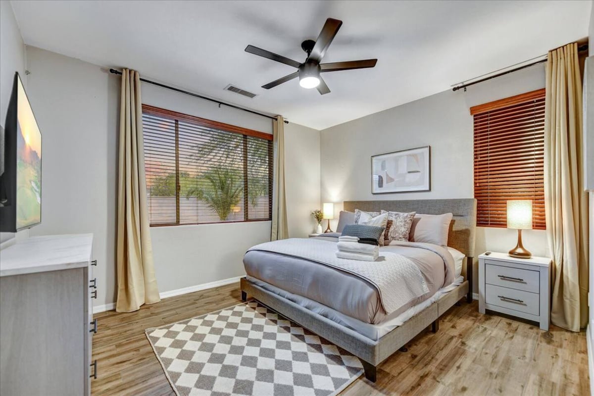 Chumba cha Msingi kilicho na kitanda cha ukubwa wa kifalme, televisheni mahiri, bafu lililounganishwa