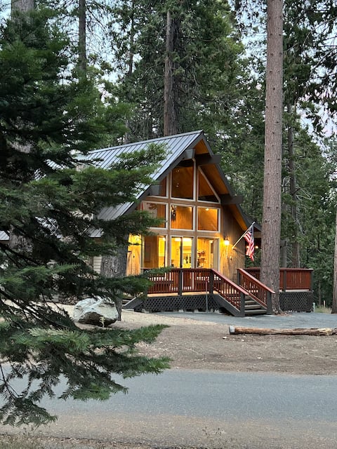 Elderberry+Bluejay - Prime Location + Hot Tub!