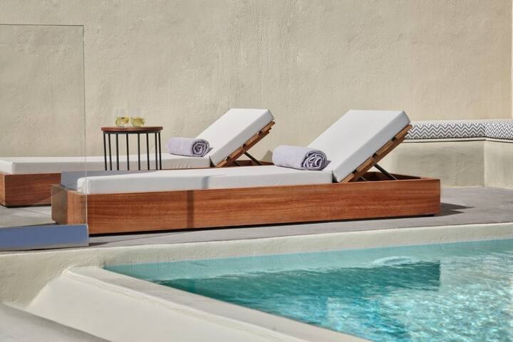 Neptune Estate: Greek Elegance with Caldera Views gallery image 4