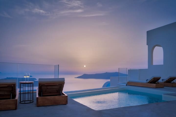 Neptune Estate: Greek Elegance with Caldera Views
