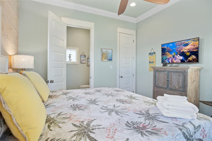 Chumba cha msingi cha Beach Breeze: Amka kwa sauti ya kutuliza ya mawimbi yanayoanguka ufukweni katika chumba hiki cha kulala cha kifalme cha kupendeza, ukitoa vistas za bahari zisizo na kifani na bafu lenye nafasi kubwa kwa ajili ya starehe bora katika pwani.