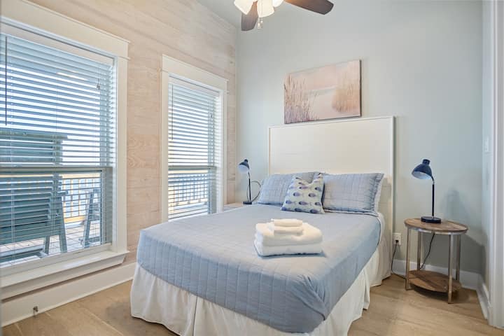 Chumba cha 4 cha kulala cha Beach Breeze: Ondoka kwenda kulala ukiwa umezungukwa na mapambo yaliyohamasishwa na pwani na sauti ya kutuliza ya mawimbi yanayoanguka.