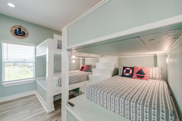 TipSea Bedroom 4: დაისვენეთ კომფორტისა და კომფორტის შესაქმნელად ჩვენს მრავალსართულიან ოთახში, რომელიც შვებულებაში მყოფი ოჯახებისთვის საცხოვრებლისა და ფუნქციონირების იდეალურ ნაზავს გთავაზობთ.