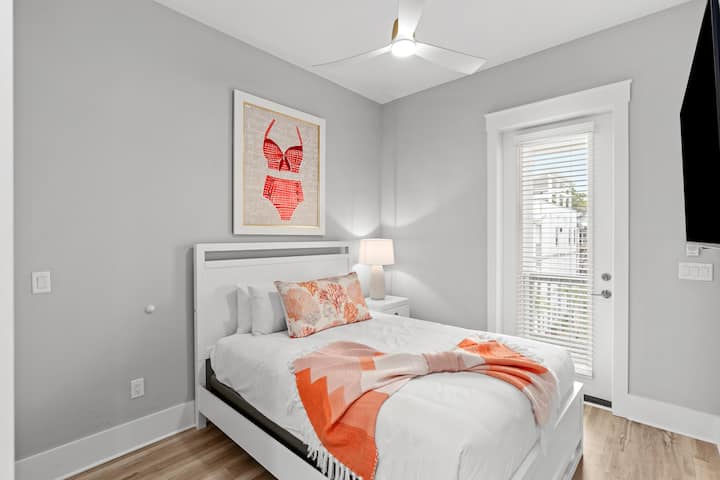 Dhoma e gjumit 4 ka një krevat dopio "queen".