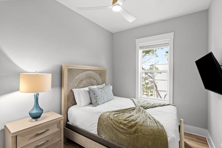 Dhoma e gjumit 3 ka një krevat dopio "queen" dhe banjë ensuite.