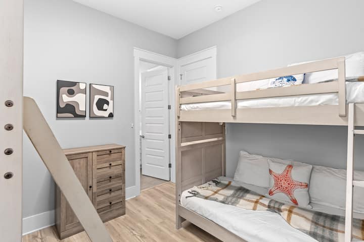 Dhoma e gjumit 1 ka dy krevate dopio.