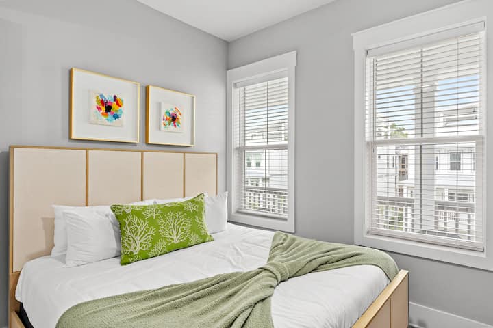 Dhoma e gjumit 5 ka një krevat dopio "king".