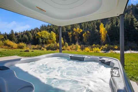 New Listing! Private Hot Tub-Overlooking River-Cus