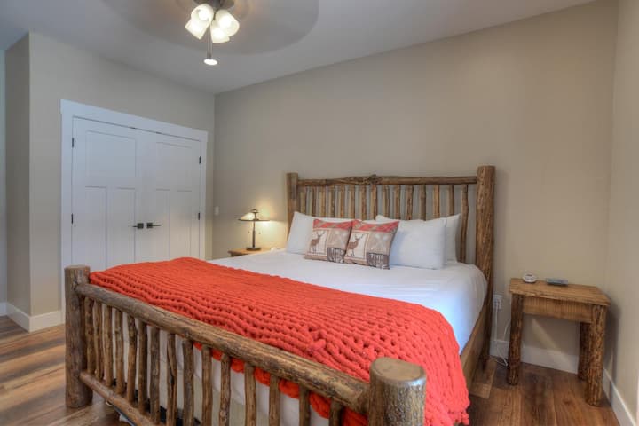 Tretia spálňa s posteľou King a SmartTV na hlavnom poschodí.  