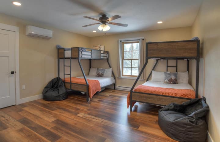 Poschodová izba na druhom poschodí.  Dve (2) samostatné postele nad plnými posteľami s televízorom SmartTV a mini-splitom.