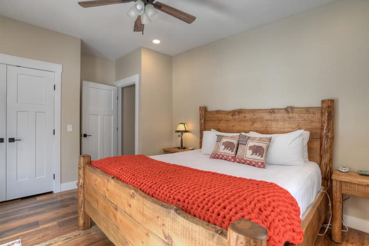 Druhá spálňa s manželskou posteľou King sa nachádza na hlavnom poschodí a má televízor SmartTV a prístup na terasu pri rieke. 