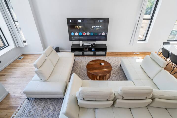 Luxe Spacious SFH in Bucktown w/Secure Parking gallery image 2