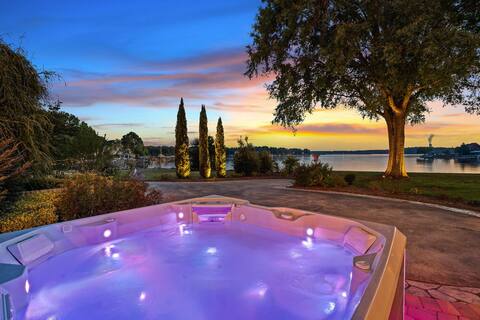 Westview Ridge by SoCharm | Waterfront Oasis