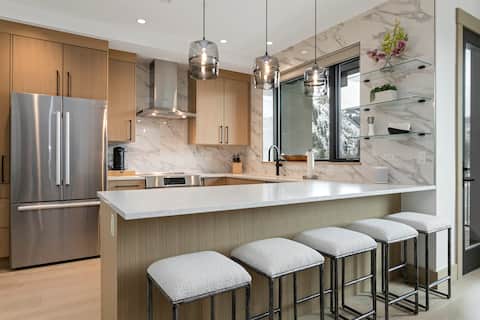 Luxury Ski In/Out. Mtn Views, Pool, Amenities!