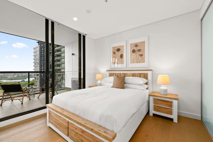Chic 1-Bed with Pool by River, Ferry & Amenities