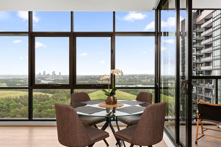 Chic 1-Bed with Pool by River, Ferry & Amenities
