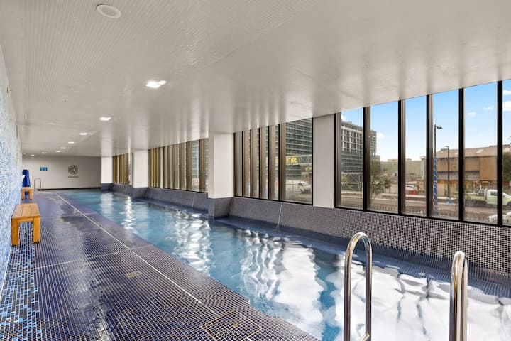 Chic 1-Bed with Pool by River, Ferry & Amenities