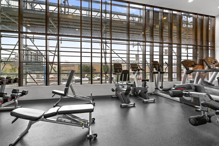 Chic 1-Bed with Pool by River, Ferry & Amenities